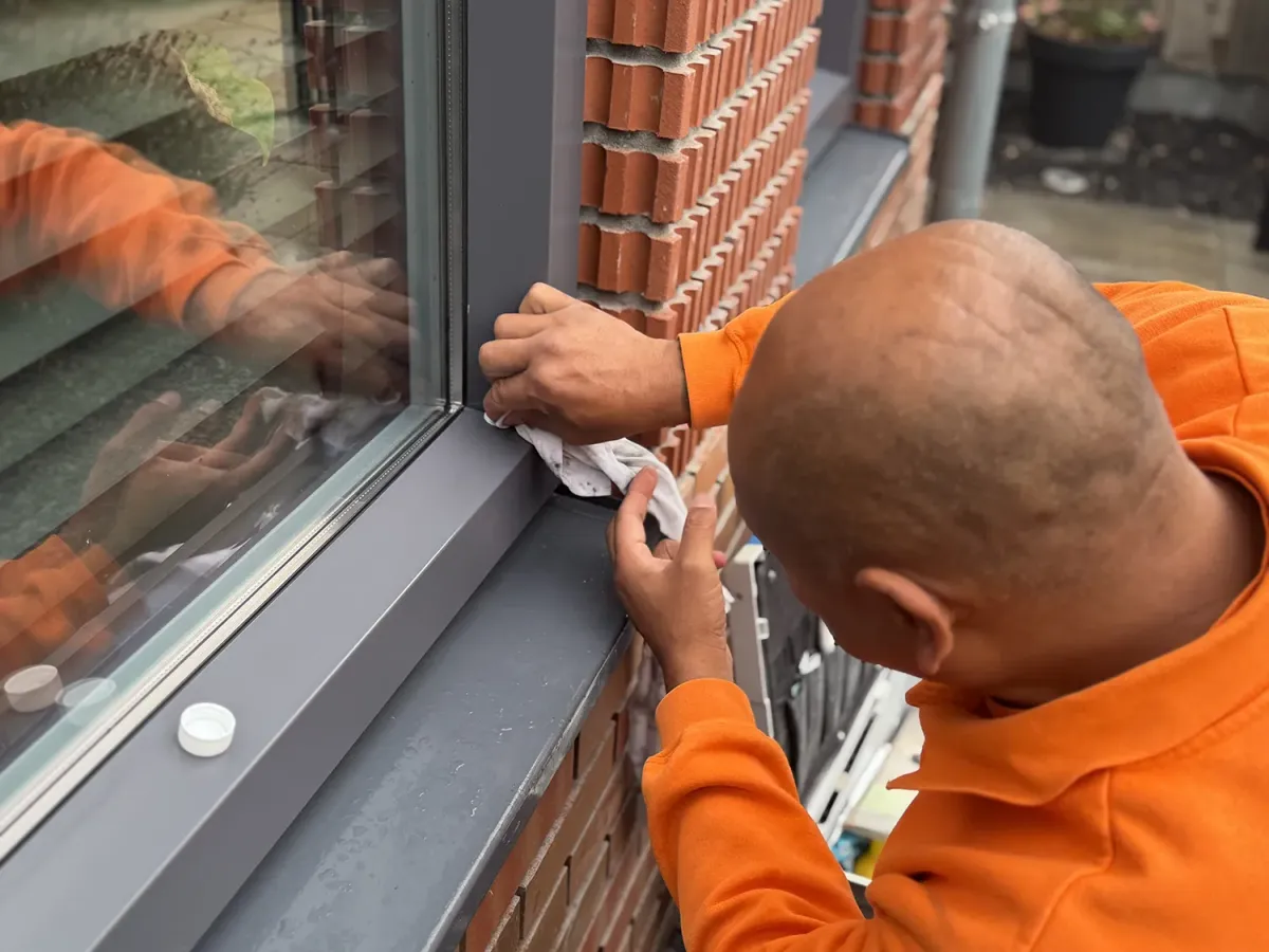 Voorbereiden voor het spuitwerk van schadeherstel aan het kozijn