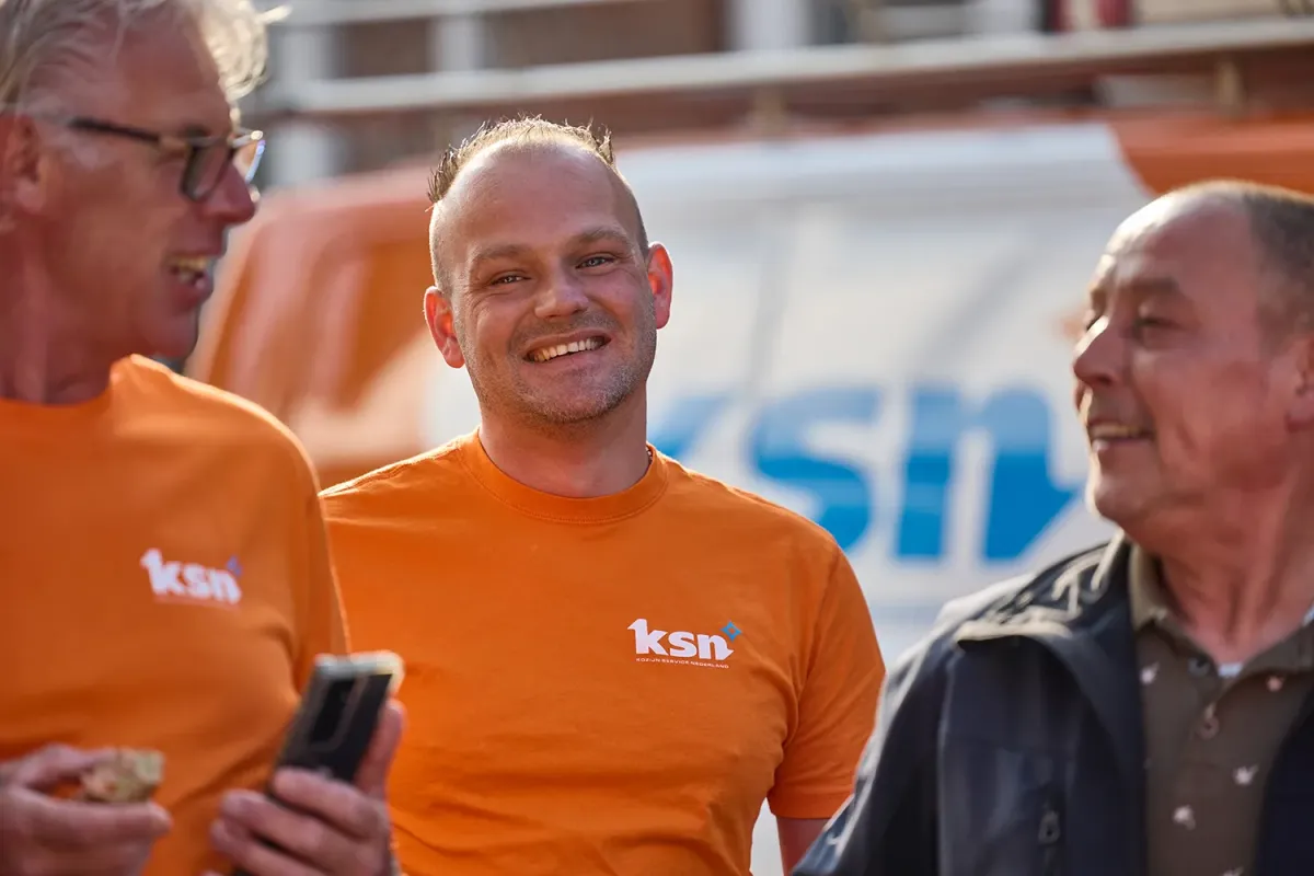 "Het motiveert mij vooral dat ik de klant kan helpen met het oplossen van hun probleem. Het is ook leuk om de klant zo tevreden mogelijk te maken. En het werk is heel divers, van geen één dag is hetzelfde."